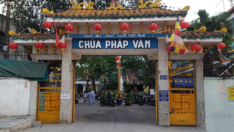 cổng chùa Pháp Vân 