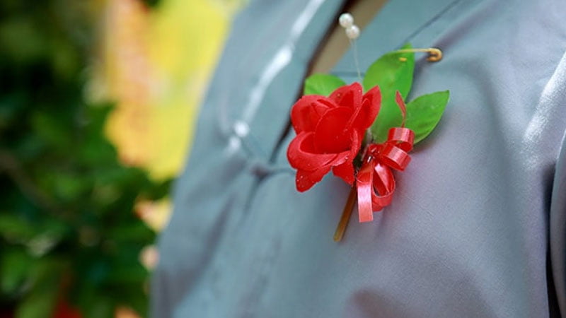 Lễ vu lan cài hoa gì? Bông hồng đỏ dành cho những người còn cha và mẹ