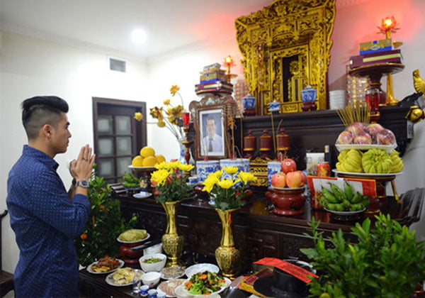 Trái cây, hoa được đặt trên bàn thờ theo văn hóa của nhiều gia đình Việt