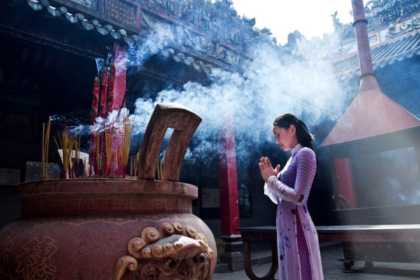 Đi lễ chùa là một truyền thống truyền lại từ ông bà tổ tiên