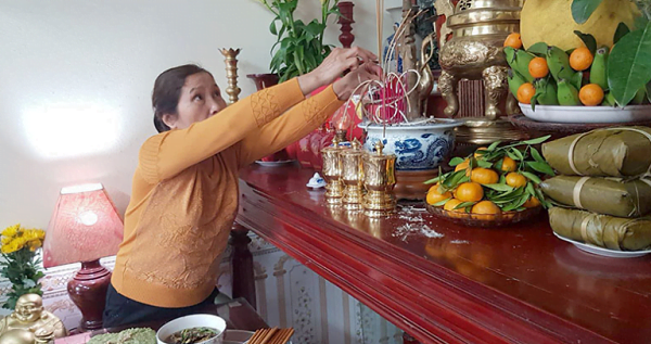 Cúng cơm hằng ngày cho người mới mất là việc làm quen thuộc tại Việt Nam
