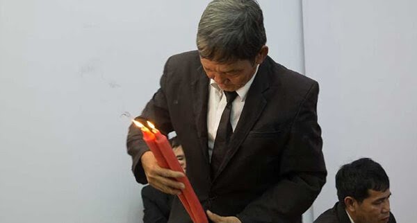 Giữ cặp đèn cầy bái quan trong khi khấn vái người đã khuất Giữ cặp đèn cầy bái quan trong khi khấn vái người đã khuất