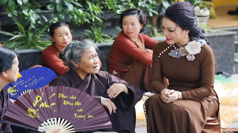 Dành thời gian đi chùa cùng cha mẹ