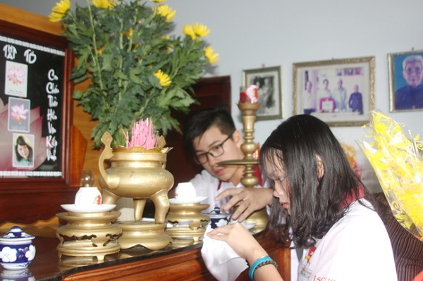 Bàn thờ ông bà tổ tiên là nơi linh thiêng và trang nghiêm trong gia đình