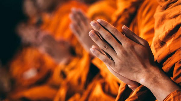 Ngày càng nhiều người tụng kinh cầu siêu cho người đã mất