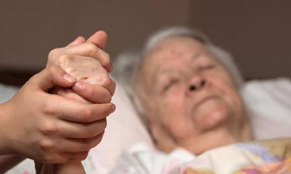 Ghi nhớ và chia sẻ những kỷ niệm đáng quý về người đã mất cũng là cách để thể hiện tình cảm với người đã mất