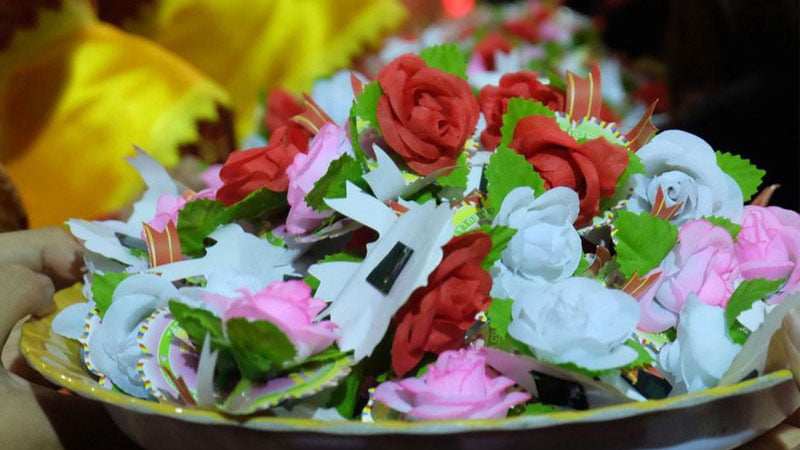 Nghi lễ hoa hồng cài áo