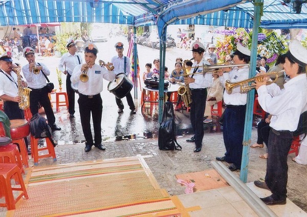 Đánh trống là một trong những hoạt động không thể thiếu trong lễ tang