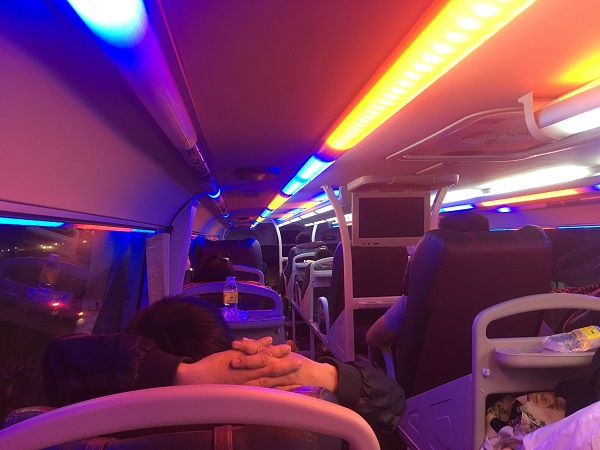 Tại sao chải tóc trên xe khách cũng cần tránh?