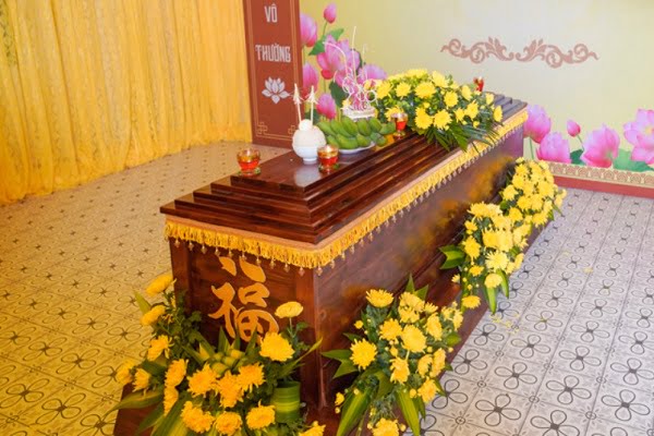 Lý do phải đốt đèn dưới quan tài