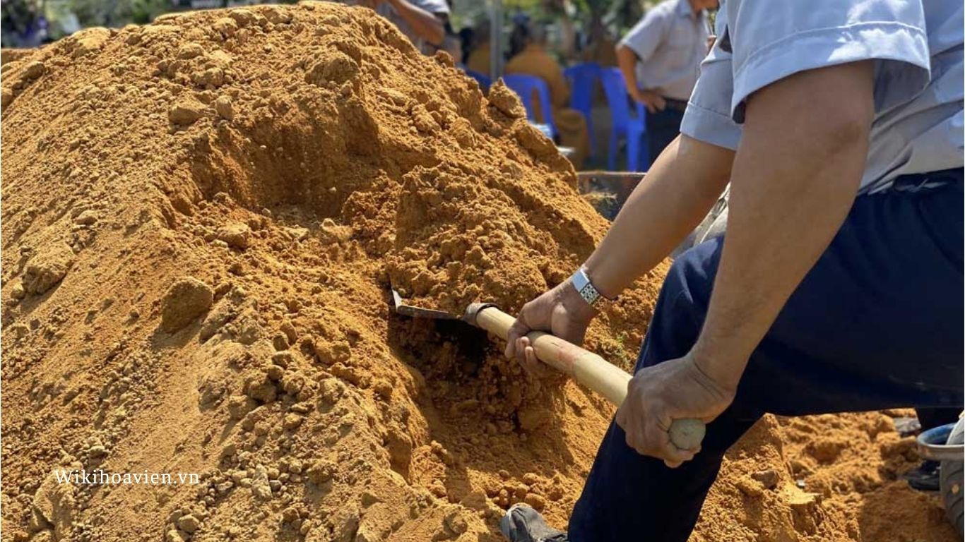 Cách sử dụng đất ngũ sắc đúng cách trong lễ hạ huyệt